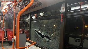 Strážníci chytili muže (42), který v Brně kameny rozbil okno autobusu MHD.