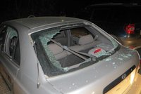 Itálie na Českolipsku: Rozzuřený partner vyhazoval ženě věci z 4. patra! Kostky padaly na zaparkovaná auta!