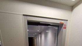 V tomto výtahu paneláku v Brně-Líšni se opilec nesmyslně vyřádil na kameře. Protože ji odnesl, hrozí mu stíhání za krádež.