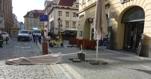 Zdrogovaný vandal ničil květináče v centru Prahy. Před strážníky se svlékal a ukazoval genitálie. Muž skončil v poutech.