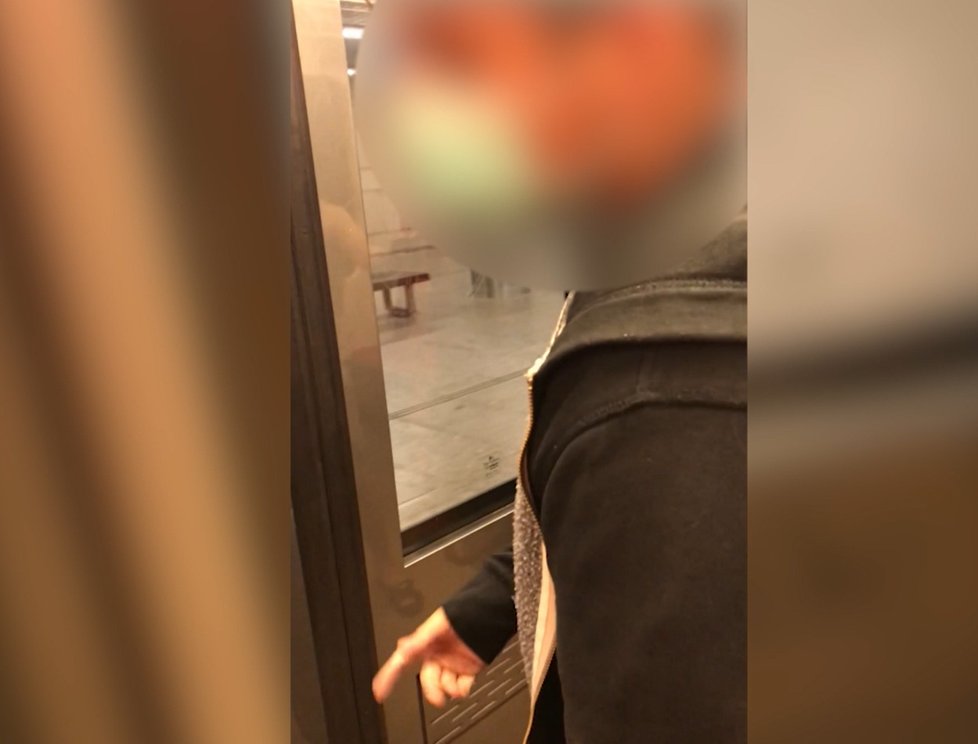 Mladík (19) tagoval na dveře metra, přitom neměl ani tušení, že ho přitom natáčí policistka v civilu. Ta šla z práce domů.