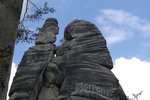 Neznámý vandal obnovil nápis na známé skalní formaci v Adršpašských skalách.