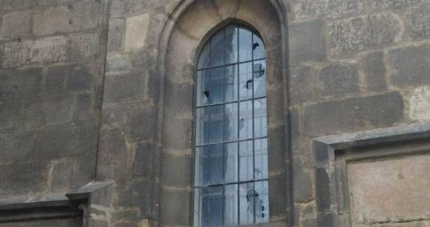 Vandal rozbil okno plzeňské katedrály sv. Bartoloměje.