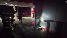 Čerpací stanice zničená požárem po konání naštvaného vandala