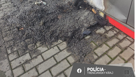 Čerpací stanice zničená požárem po konání naštvaného vandala