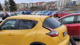 Vztek řidičů a škoda za desítky tisíc, to je výsledek víkendového řádění vandala v Brně-Líšni. Propíchal kola u 30 automobilů.