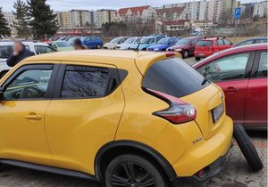 Vztek řidičů a škoda za desítky tisíc, to je výsledek víkendového řádění vandala v Brně-Líšni. Propíchal kola u 30 automobilů.