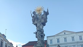 Pomatenec nesnáší svaté, jsou na něj zlí: Satan a ďábel, vyryl na sochy v centru Brna