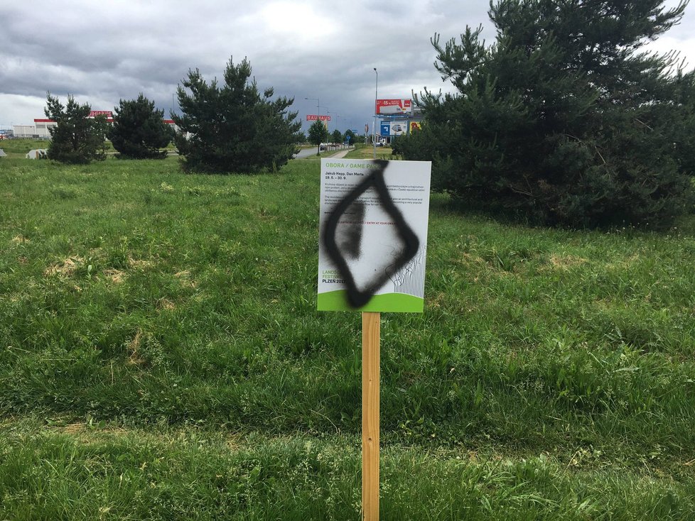 Vandal v Plzni poničil sprostými symboly auta i uměleckou instalaci