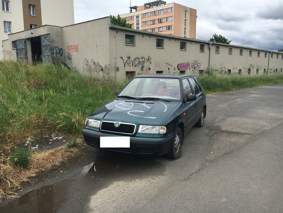 Vandal v Plzni sprostými symboly poškodil auta i uměleckou instalaci.