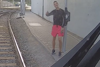 Nepochopitelný vandalismus: Mladík v Brně kameny ostřeloval tramvaj na konečné