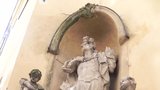 Šokující výjev v centru Brna: Zřejmě psychicky nemocný muž ostřeloval na kostele kameny sochy 