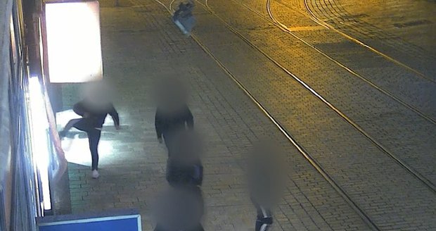 Přesný kop mladíka (22) v centru Brna zachytila kamera. Za zničení výlohy mu hrozí trestní stíhání.
