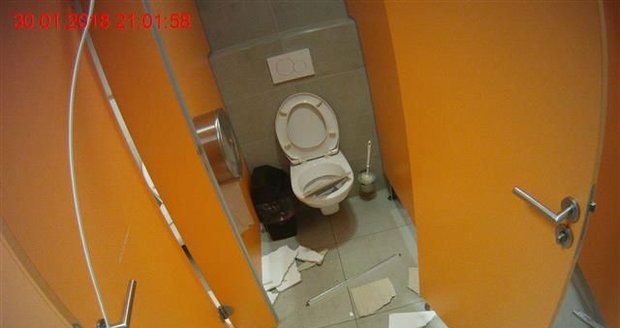 Opilec (34) se změnil ve vandala. V dámské části veřejných WC pod brněnským hlavním nádražím zničil stropní podhledy