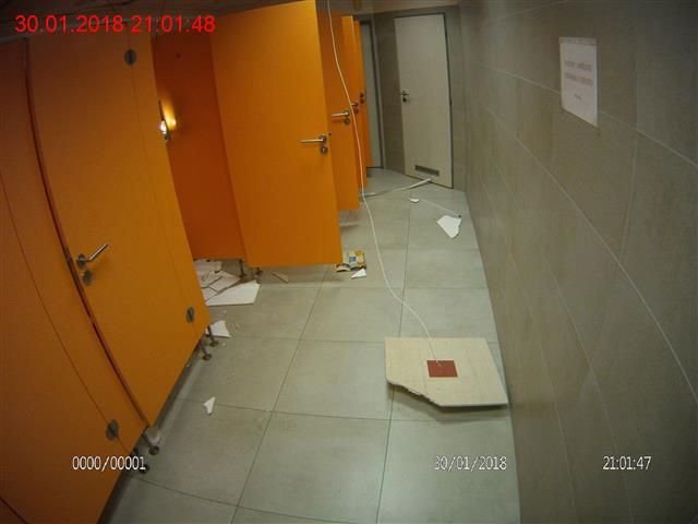 Opilec (34) se změnil ve vandala. V dámské části veřejných WC pod brněnským hlavním nádražím zničil stropní podhledy