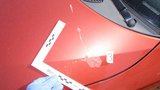 Zvrhlá pomsta na Brněnsku: Vandal postříkal tři auta žíravinou