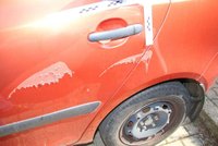 Bílovice obchází záludný vandal: Desítky aut pokropil žíravinou!