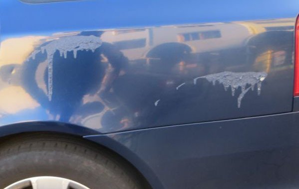 Dalších šest řidičů našlo v Bílovicích nad Svitavou svá auta poškozená žíravinou. Po vandalovi pátrá policie.