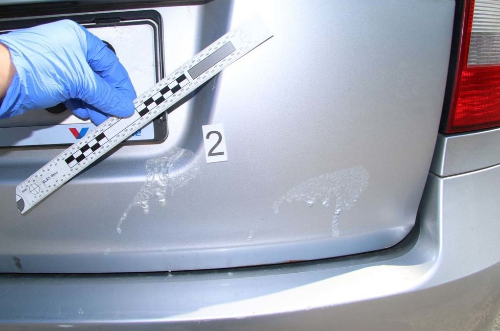 Dalších šest řidičů našlo v Bílovicích nad Svitavou svá auta poškozená žíravinou. Po vandalovi pátrá policie.