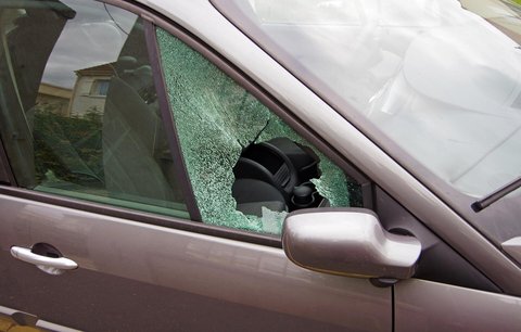 SOUTĚŽ: Vandal vám poškodil auto? Jedno slovo může rozhodnout o tisících. Čtěte a vyhrajte palivovou kartu!