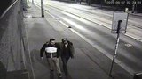 Objímající se vandalové: Fixem počmárali půlku Prahy i chráněnou památku