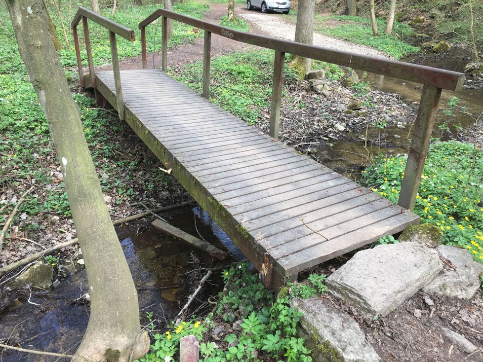 Urvané zábradlí mostku skončilo ve vodě.