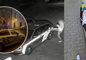 V Praze se množí případy vandalismu na policejních vozech.