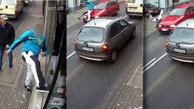 Vandal rozbil výlohu, při útěku ho srazilo auto.