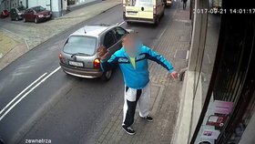 Vandal rozbil výlohu, při útěku ho srazilo auto.