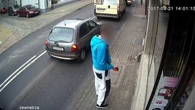 Vandal rozbil výlohu, při útěku ho srazilo auto.