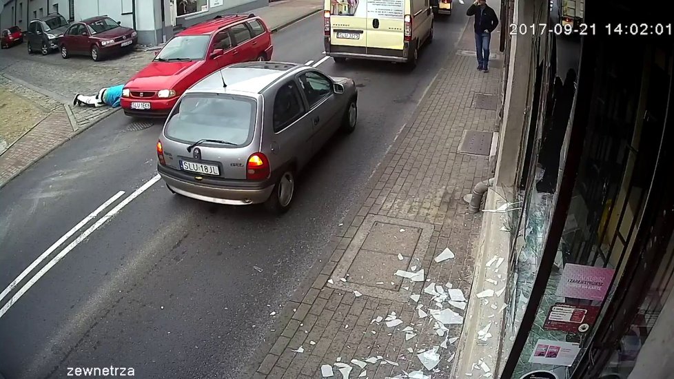 Vandal rozbil výlohu, při útěku ho srazilo auto.