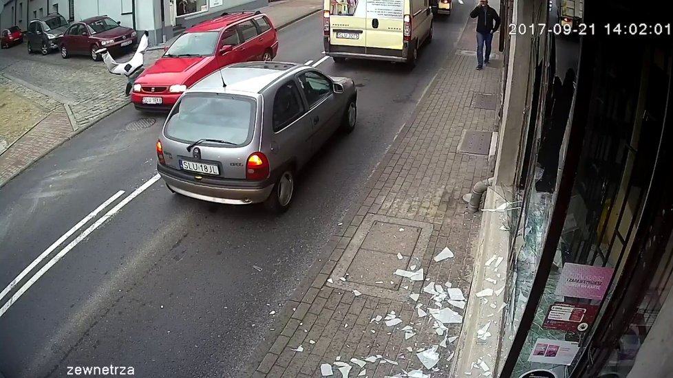 Vandal rozbil výlohu, při útěku ho srazilo auto.