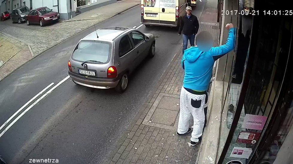 Vandal rozbil výlohu, při útěku ho srazilo auto.