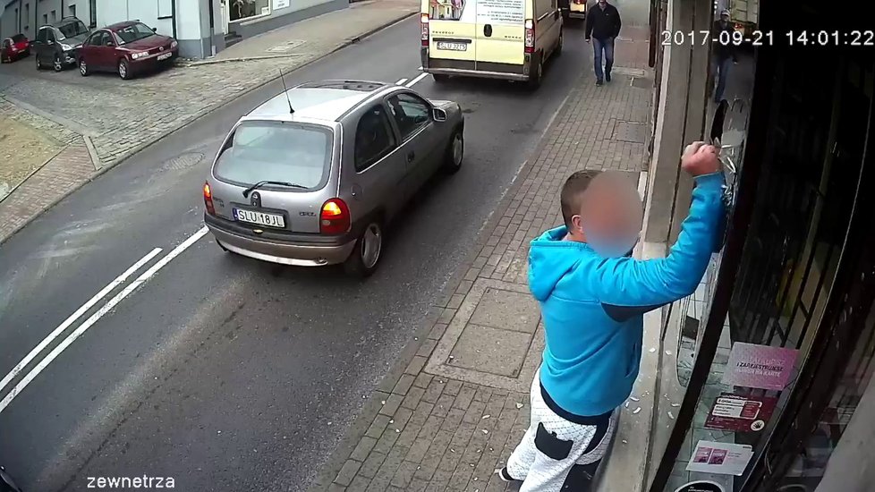 Vandal rozbil výlohu, při útěku ho srazilo auto.