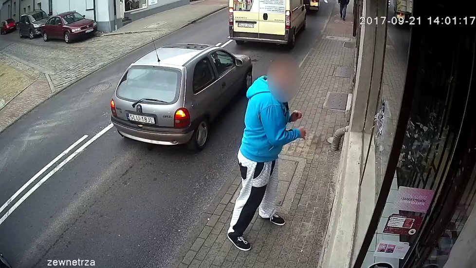 Vandal rozbil výlohu, při útěku ho srazilo auto.