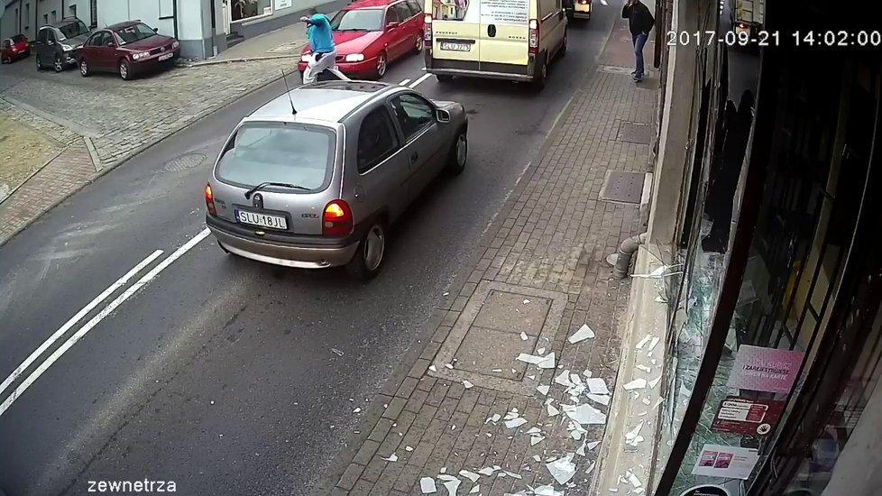 Vandal rozbil výlohu, při útěku ho srazilo auto.