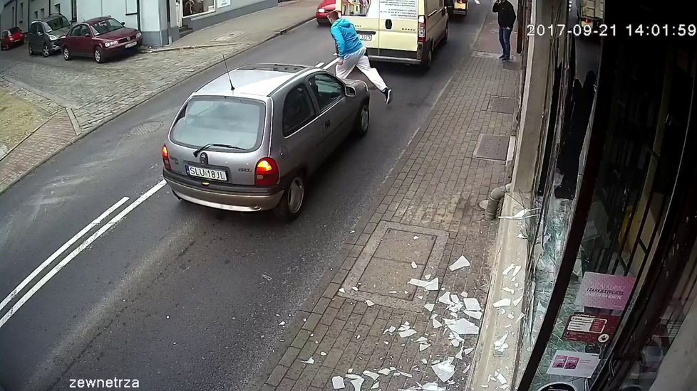 Vandal rozbil výlohu, při útěku ho srazilo auto.