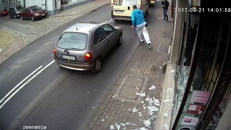 Vandal rozbil výlohu, při útěku ho srazilo auto.