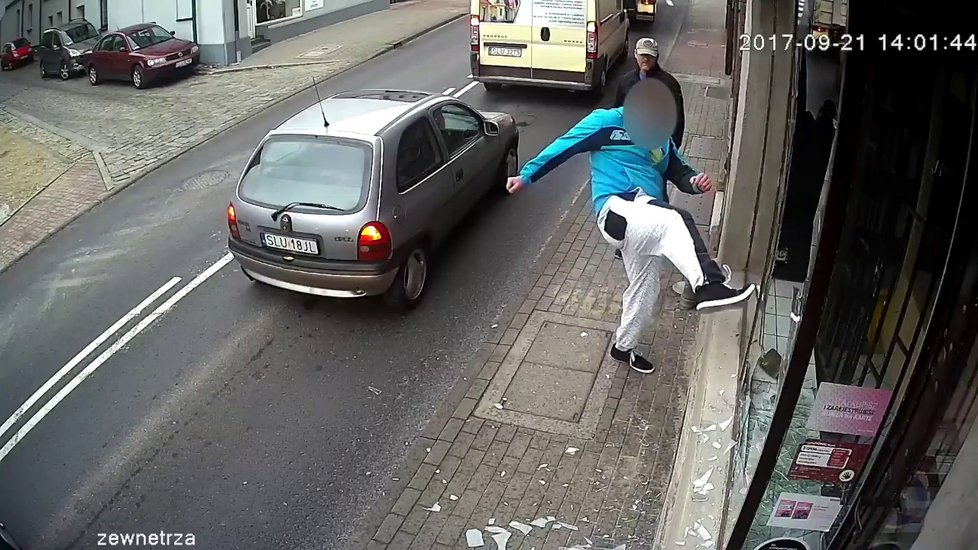 Vandal rozbil výlohu, při útěku ho srazilo auto.