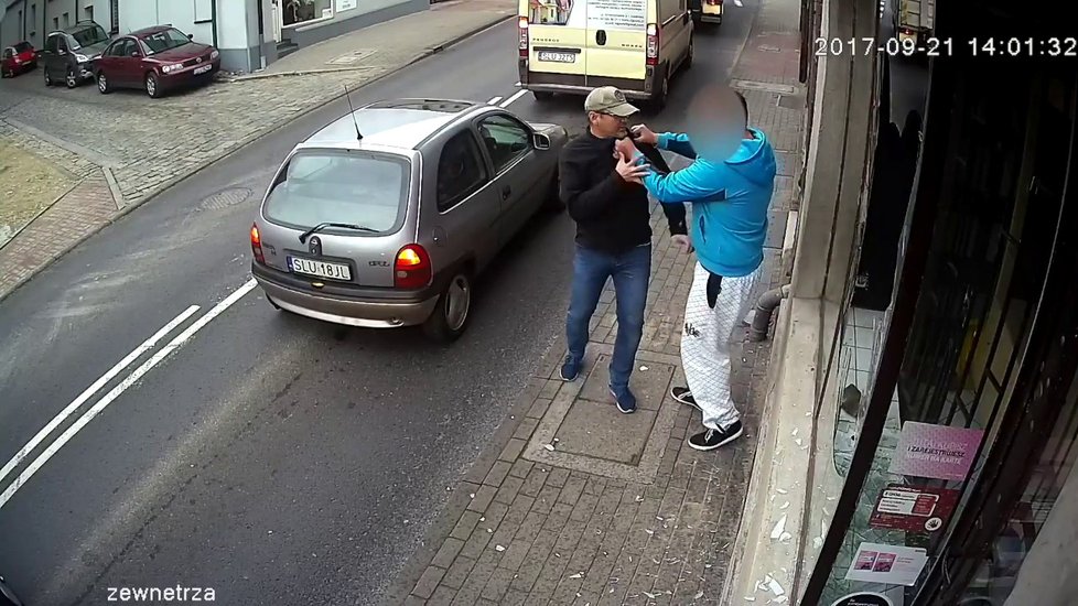 Vandal rozbil výlohu, při útěku ho srazilo auto.