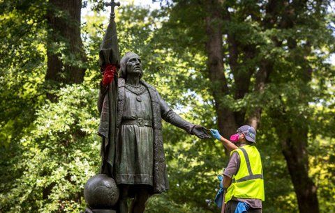 Vandalové natřeli Kolumbově soše ruce na červeno. Připsali i vzkaz o nenávisti