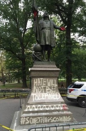 Vandalové poničili sochu Kryštofa Kolumba v Central parku v New Yorku.