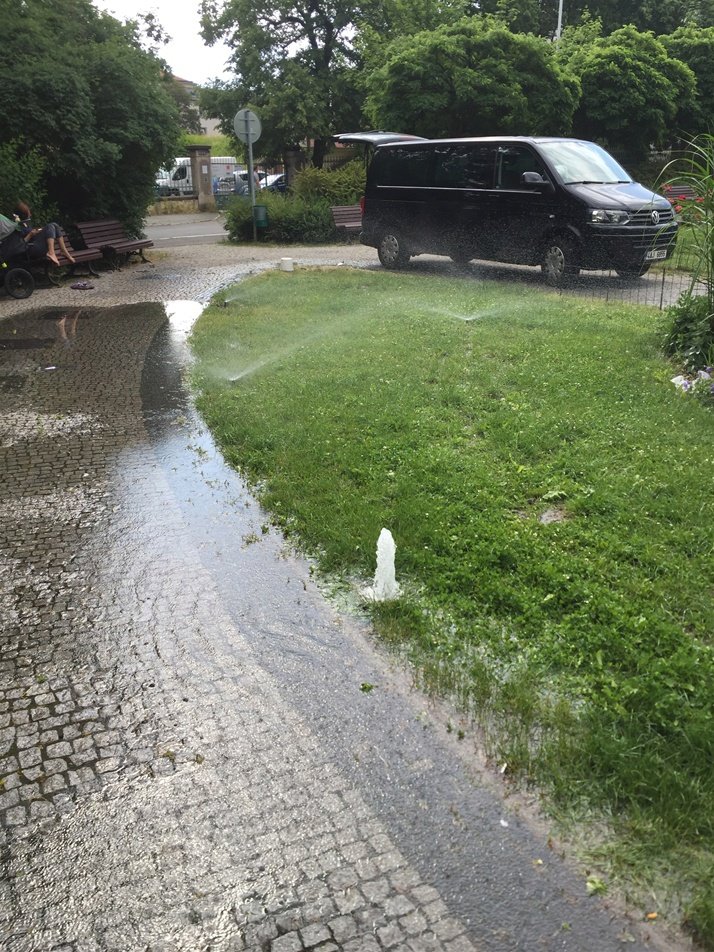 Případ vandalismu ze sadů Bratří Čapků, kde neznámý vandal poničil vodní potrubí a trysky zavlažovacího systému zdejších parků.