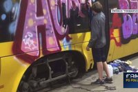 Krutý trest pro vandala: Přikovali ho k tramvaji, kterou posprejoval!
