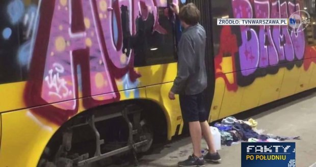 Krutý trest pro vandala: Přikovali ho k tramvaji, kterou posprejoval!