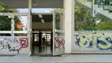 Máte vandaly v domě? Pomohou dobré sousedské vztahy i světlo na fotobuňku