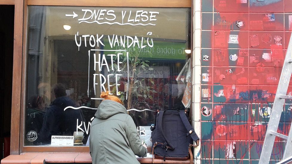 Z fasády Café V lese zmizely neonacistické symboly a výhrůžky.