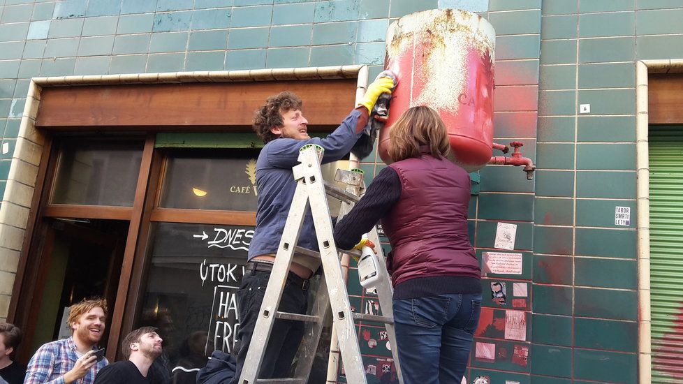 Z fasády Café V lese zmizely neonacistické symboly a výhrůžky. Pomohla i primátorka Krnáčová.