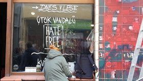 Z fasády Café V lese zmizely neonacistické symboly a výhrůžky.