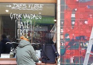 Z fasády Café V lese zmizely díky dobrovolníkům neonacistické symboly a výhrůžky.